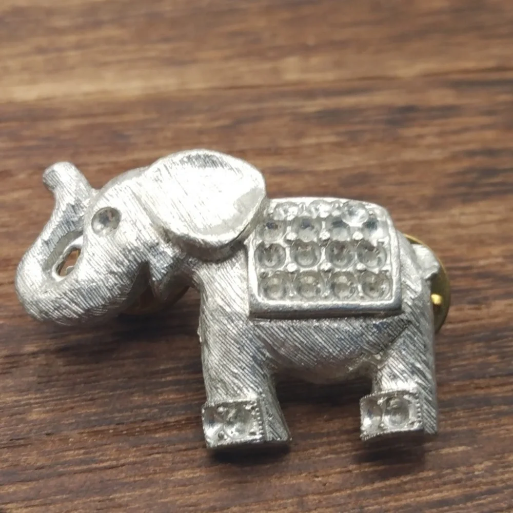 Elephant vintage pin B234‎